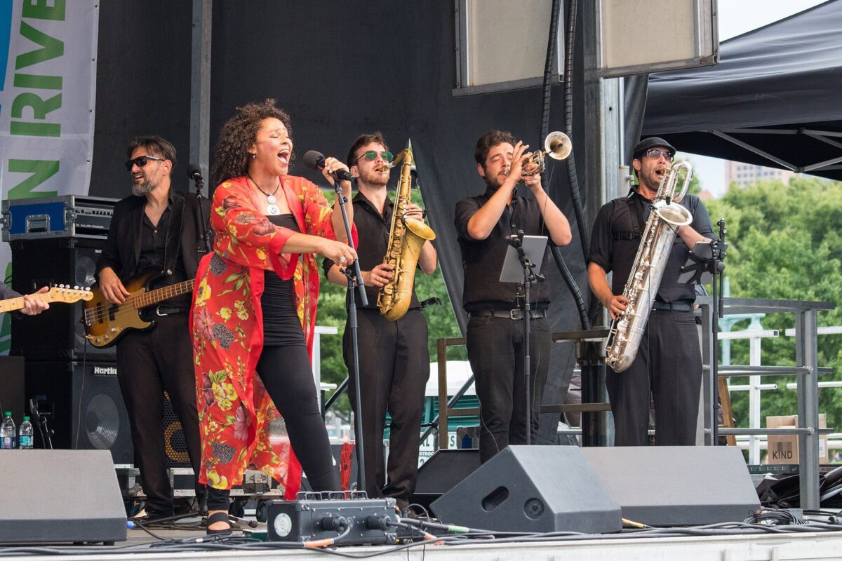 blues-singer-on-stage-hrpk