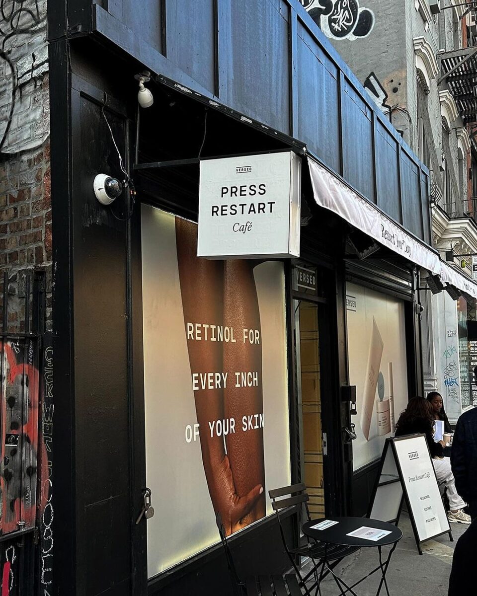 Versed PRESS RESTART Café