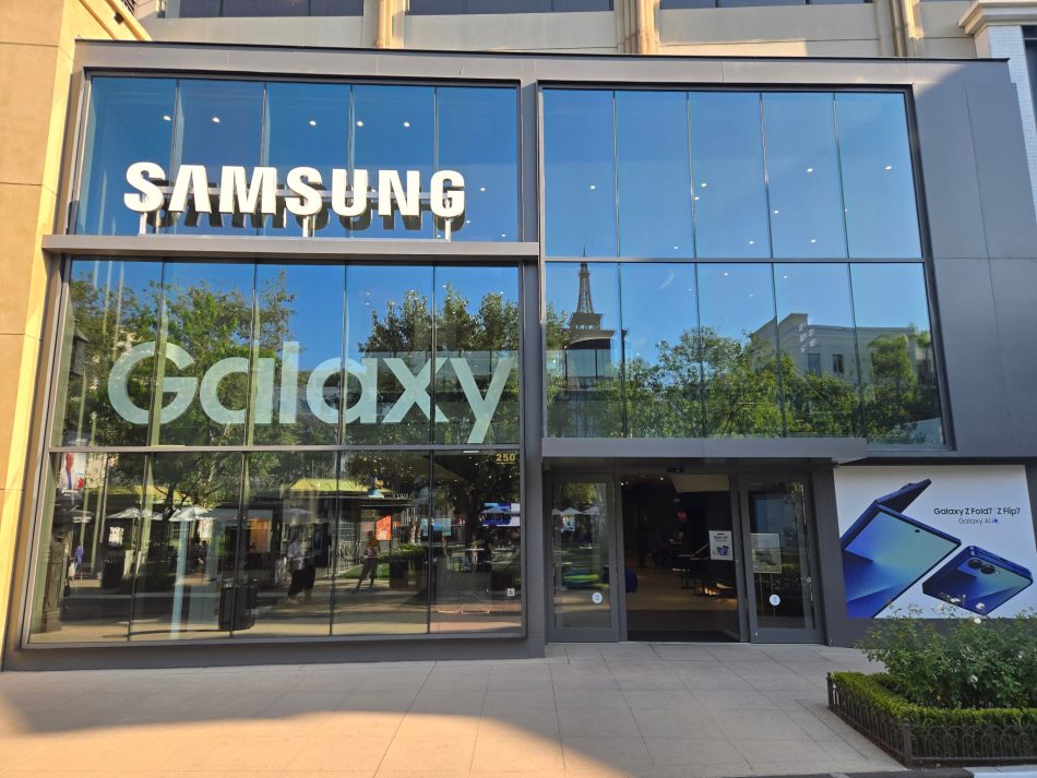 Samsung Experience Store Queens Center Grand Opening